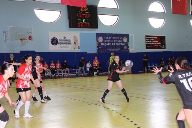 Üniversiteler Arası Spor Heyecanı ve Halk Dansları Coşkusu Akdeniz Üniversitesinde