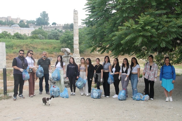Efes Meslek Yüksekokulu Öğrencilerinden Kültürel Miras Alanlarında Temizlik Farkındalığı