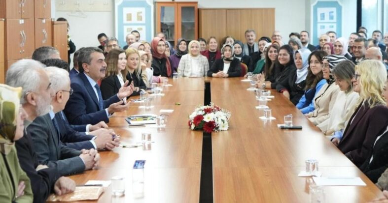 2025 Öğretmenlik Kariyer Basamakları Kılavuzu Yayınlandı