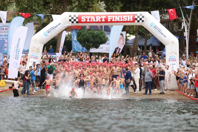 343 Sporcu Körfezde Kulaç Attı